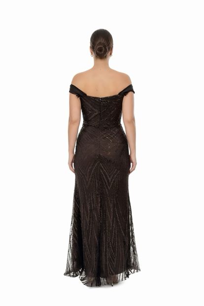 فستان سهرة بمقاسات كبيرة مزين بتفاصيل من التول والترتر